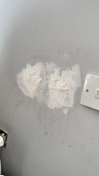 Les taches de Placo, qui montrent des travaux, non fini, juste à cÎté des interrupteurs, dégueulasses