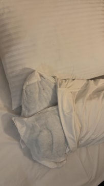 The top pillow was given to us upon request the bottom is what we had in the rooms 🤦🏼♀️