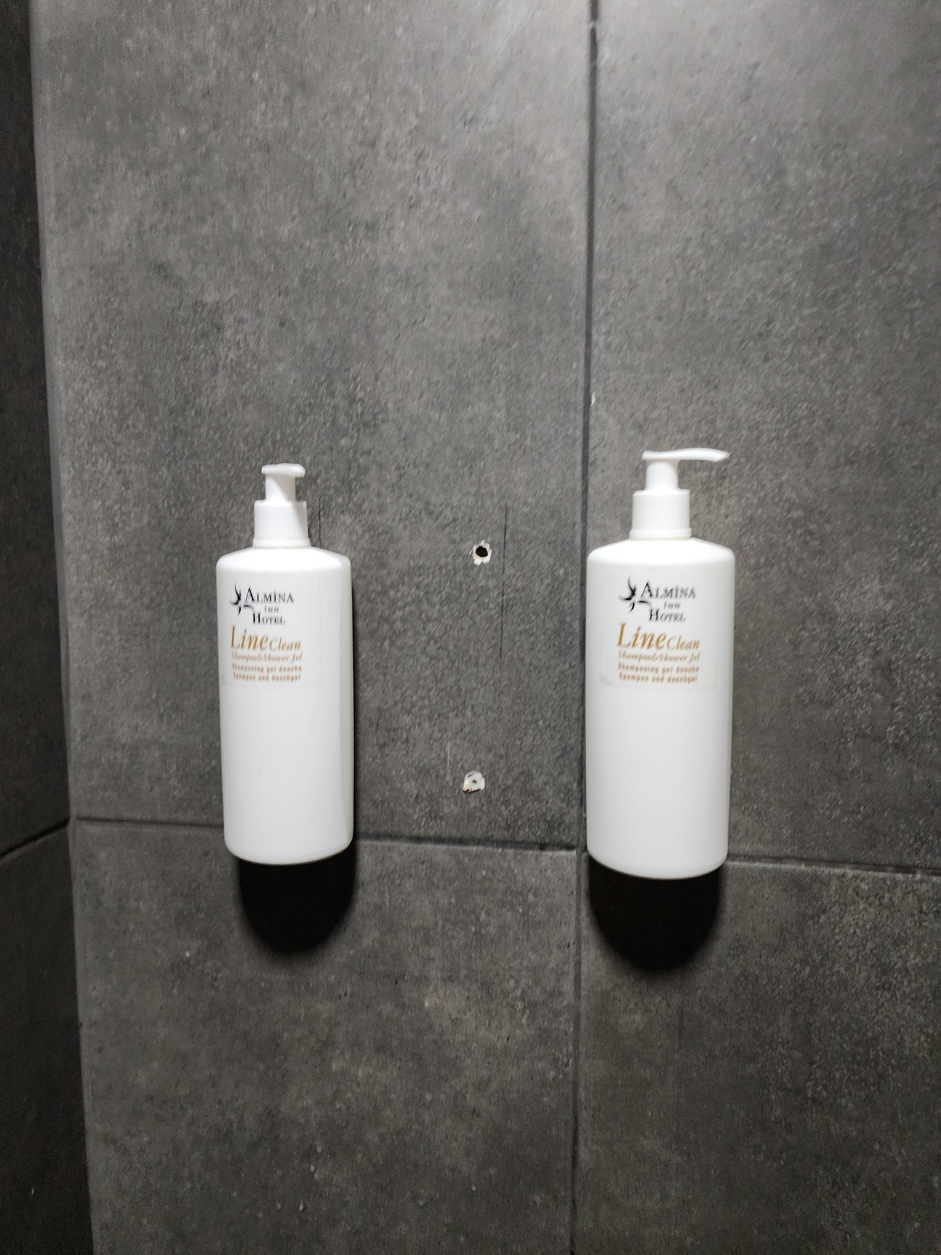 During my stay one of the shampoo bottle fell off and I pointed it to the cleaning lady. Not only she didn't install it back, but she left it on the shower floor , right then and there. Obviously, there wasn't any shower cleaning done. 
