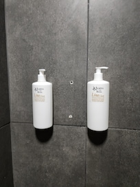 During my stay one of the shampoo bottle fell off and I pointed it to the cleaning lady. Not only she didn't install it back, but she left it on the shower floor , right then and there. Obviously, there wasn't any shower cleaning done.