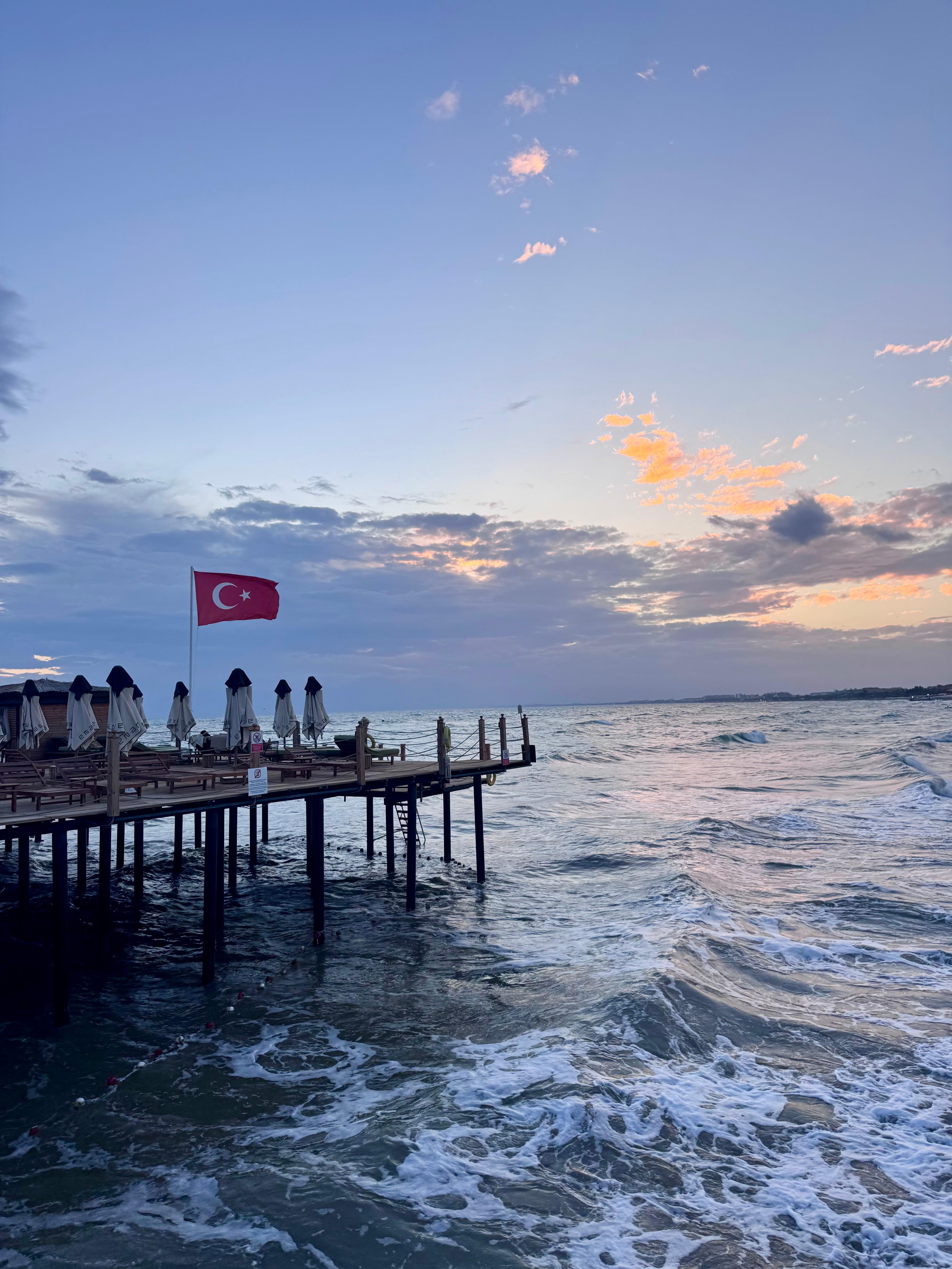 El bar flotante de la playa del hotel 