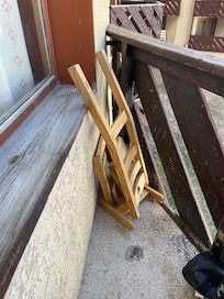 La chaise deglinguee sur la terrasse