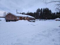 Standard rooms upstairs, restaurant Wildwood below for buffet breakfast.