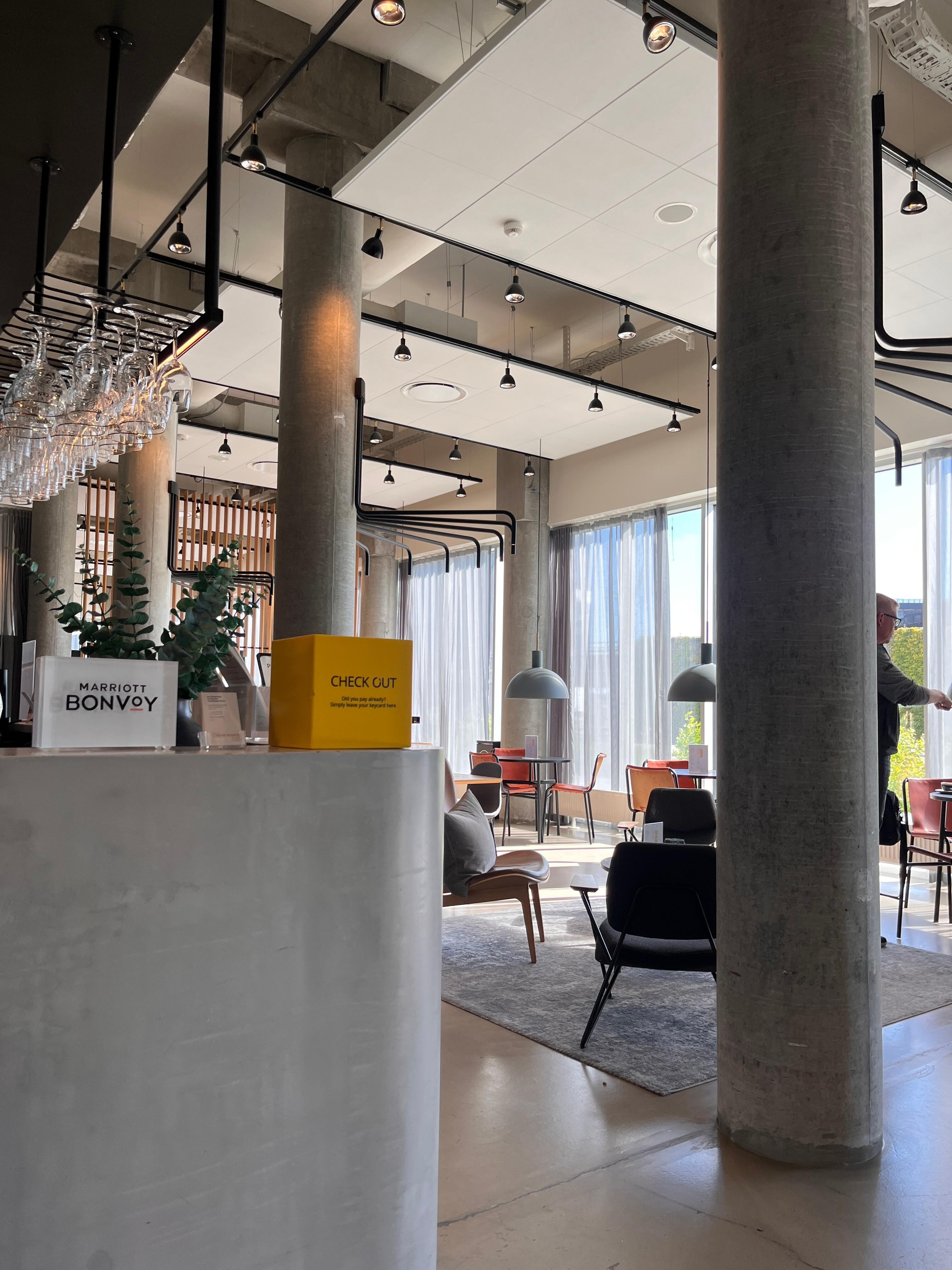 Vid receptionen mot lounge/frukostdel