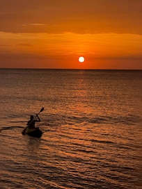 ホテル前のビーチから見る夕陽が綺麗