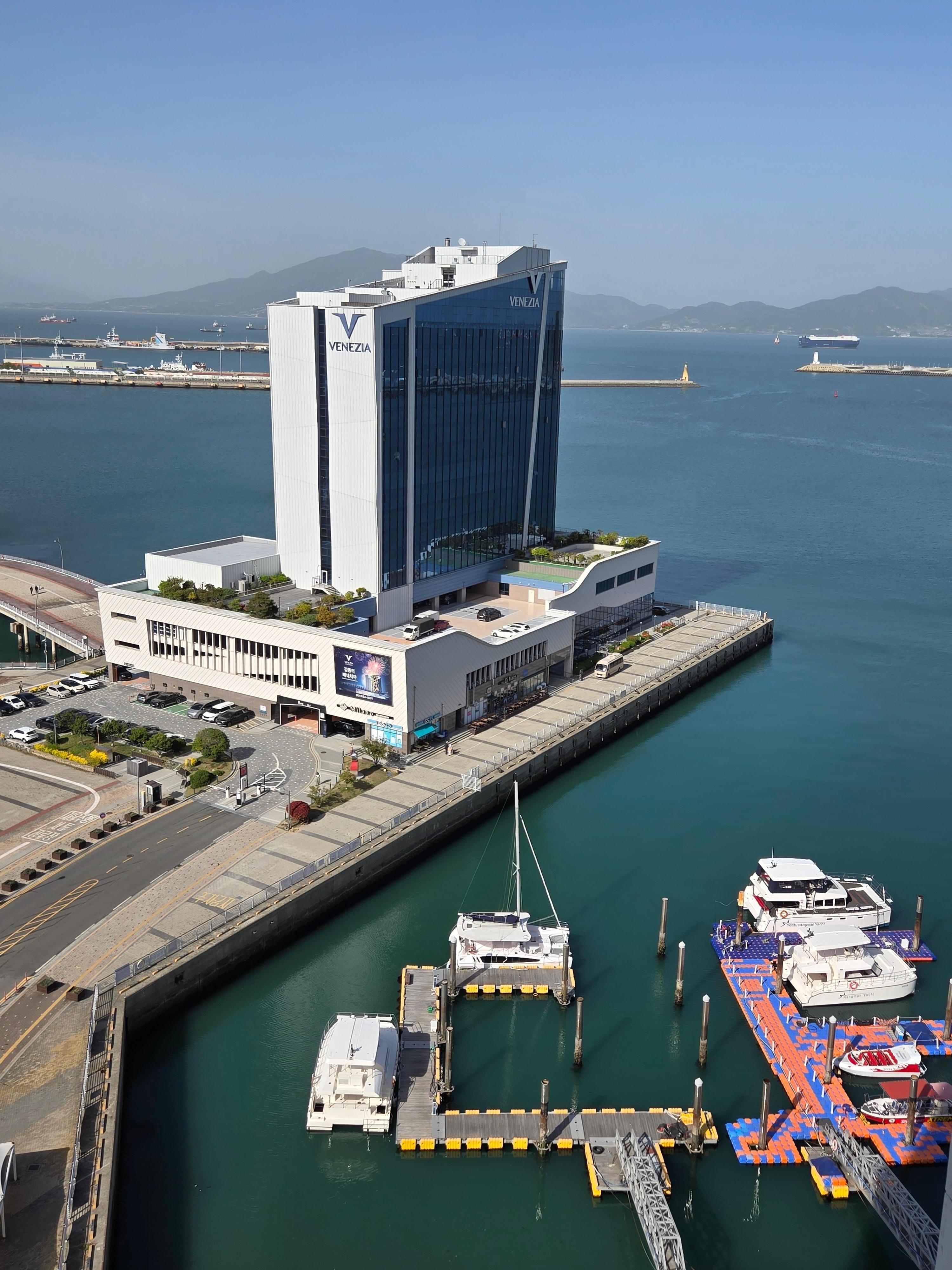 본 건물에 가려서 오른 쪽 
전경과 바다의 파노라마 이어지지 않아 답답했음