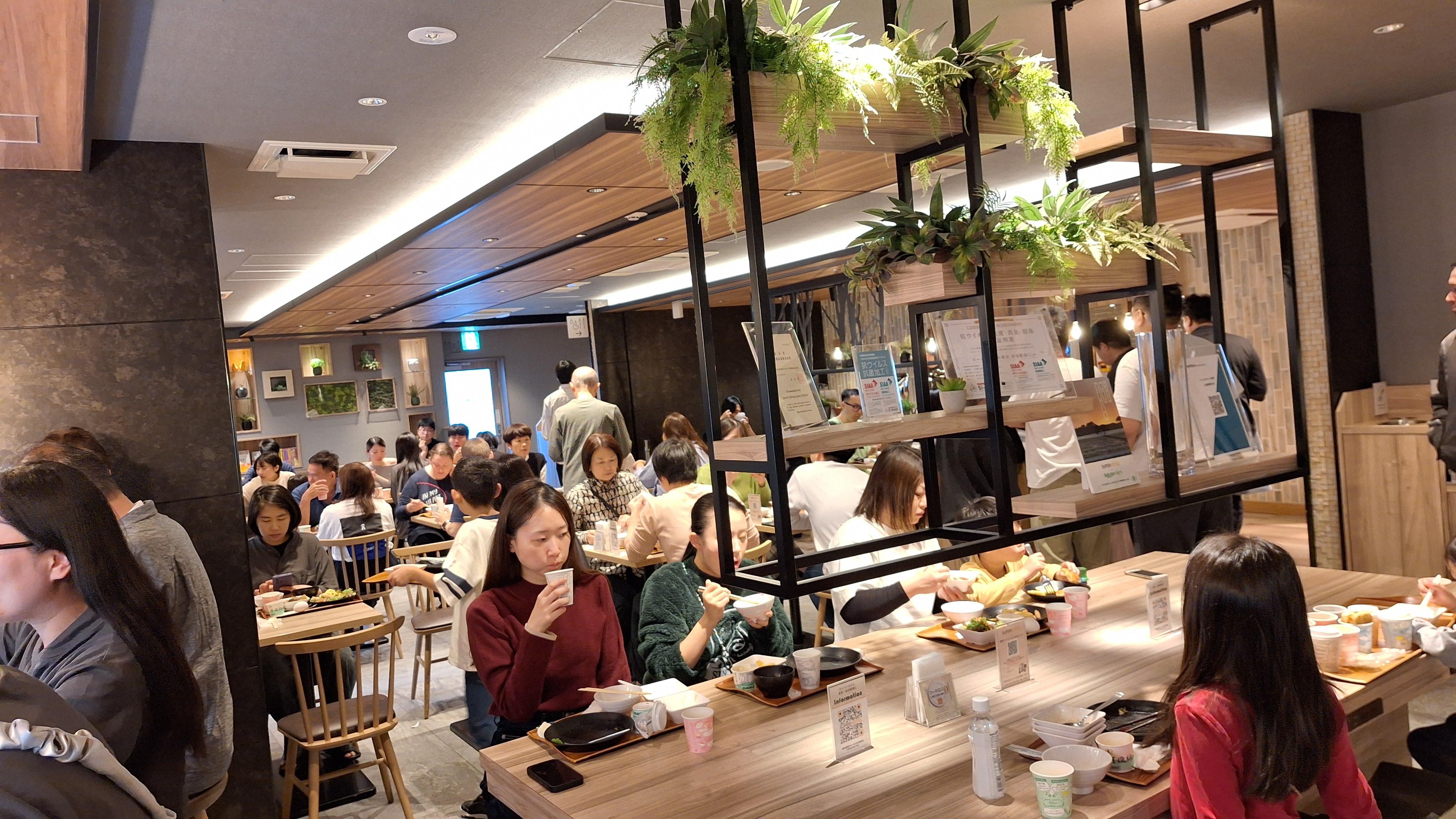 Small dining area. Buffet breakfast starts from 6.30am (ends at 9.30am?) Need to wake up early for breakfast to avoid the crowd, especially on Fridays n weekends.