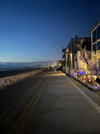 Night boardwalk to World Famous.