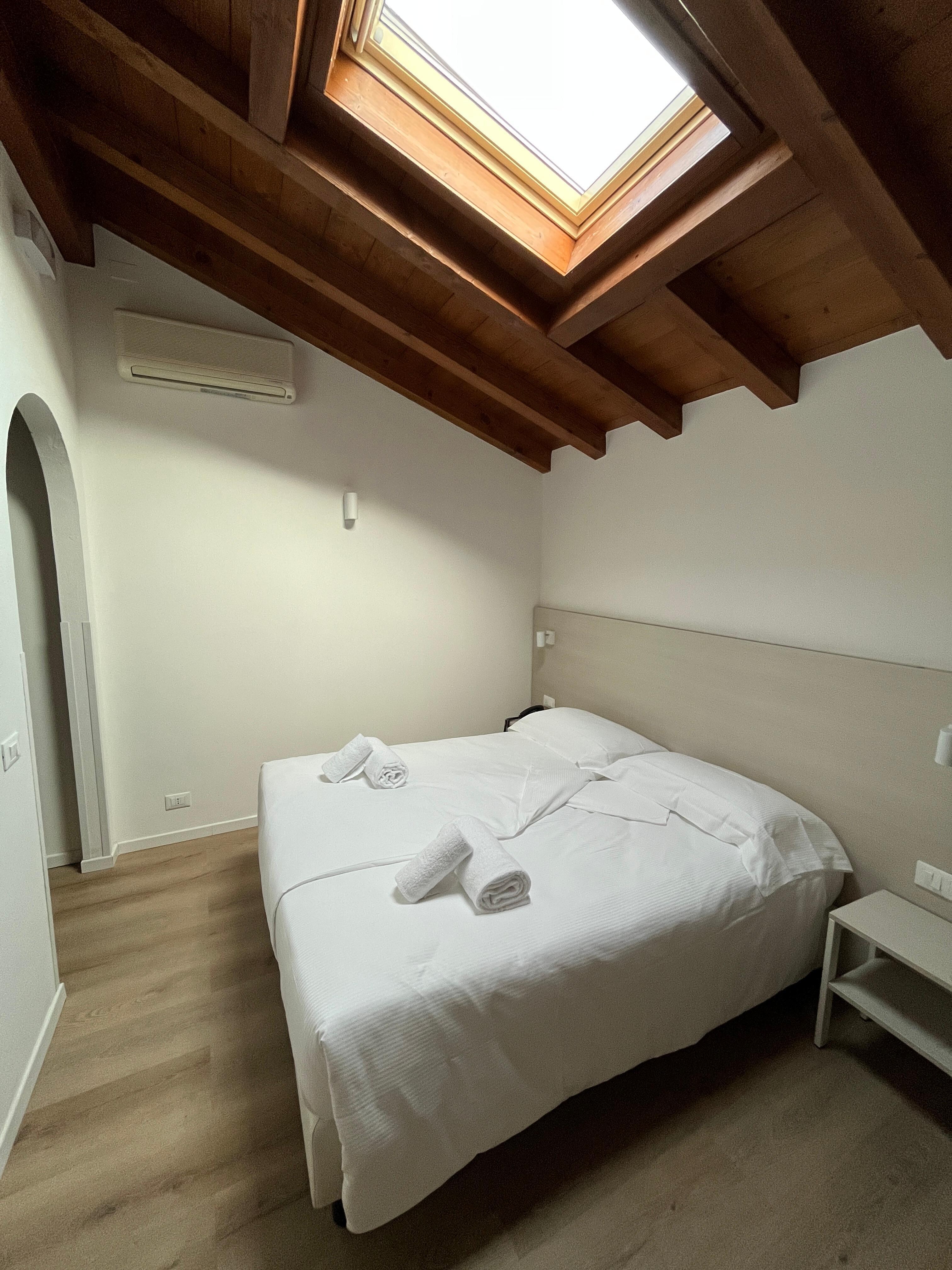 Bett etwas Hart von der Matratze aber sauber und echt OK ! Zimmer renoviert 
