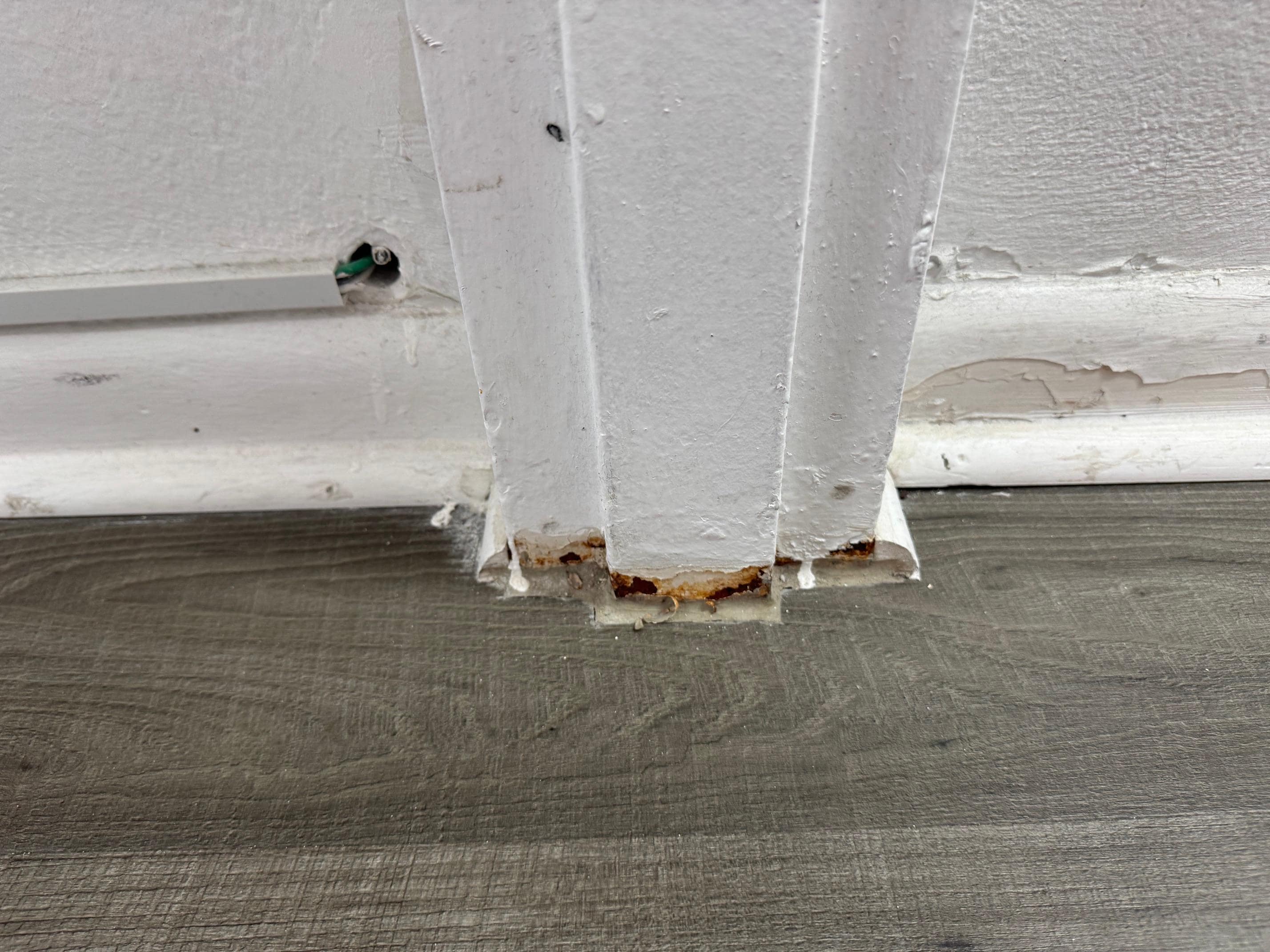 Grime and disgusting edges (it was like this in the whole place)