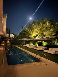 Magnifique piscine, de jour comme de nuit