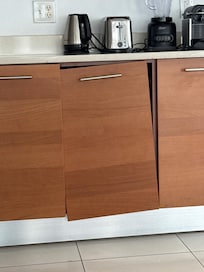 Zwei TĂŒren in der KĂŒche waren kaputt