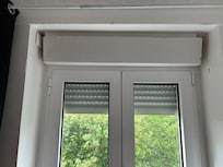 Quand Jai voulu ouvrir pour avoir du vent . Ca forcait le mecanisme et m’a tombé en pleine face . Jai encore un mal arcade oeil droit 3 jours plus tard.