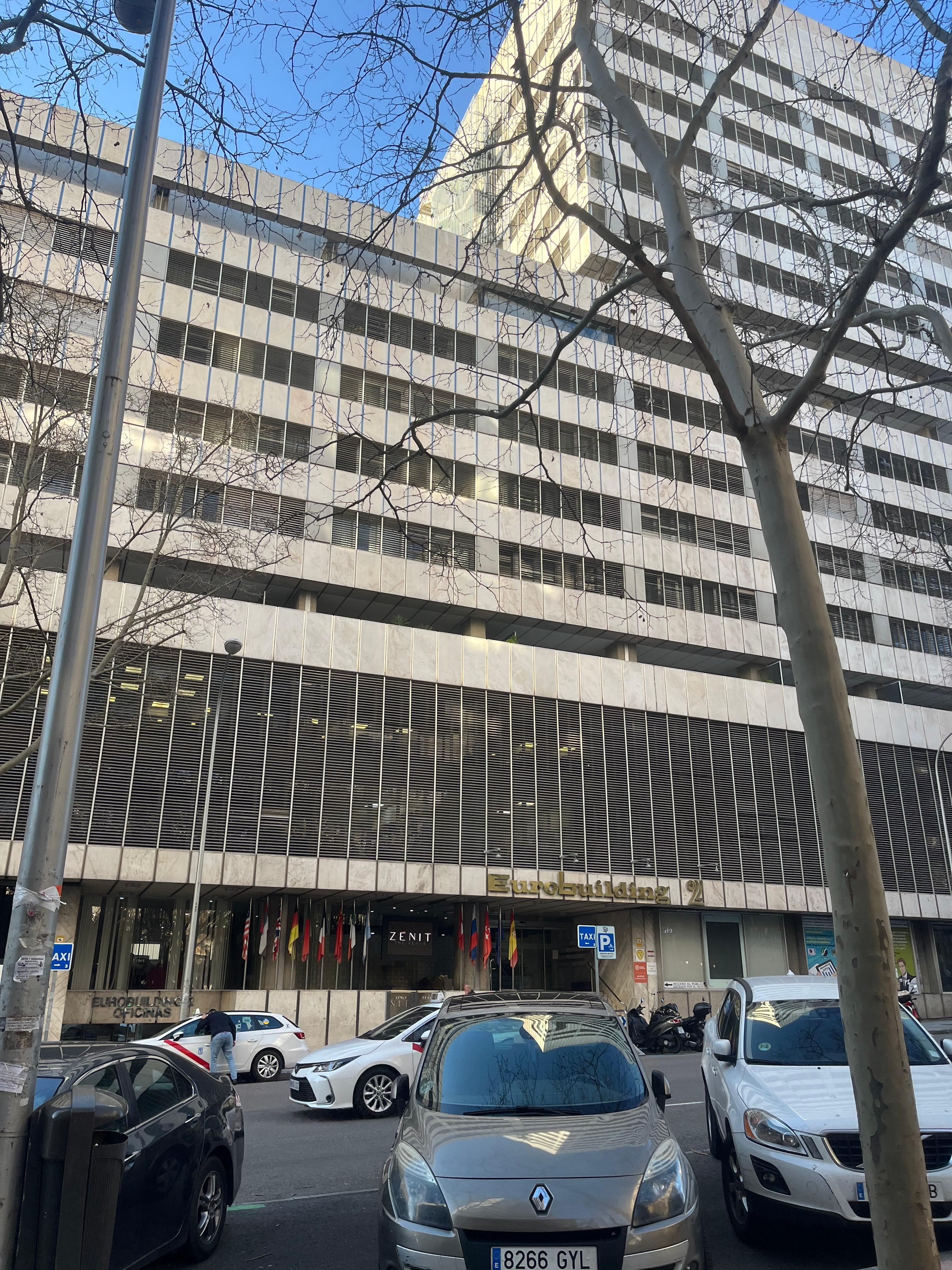 Façade de l’immeuble qui n’a rien avoir avec les photos 