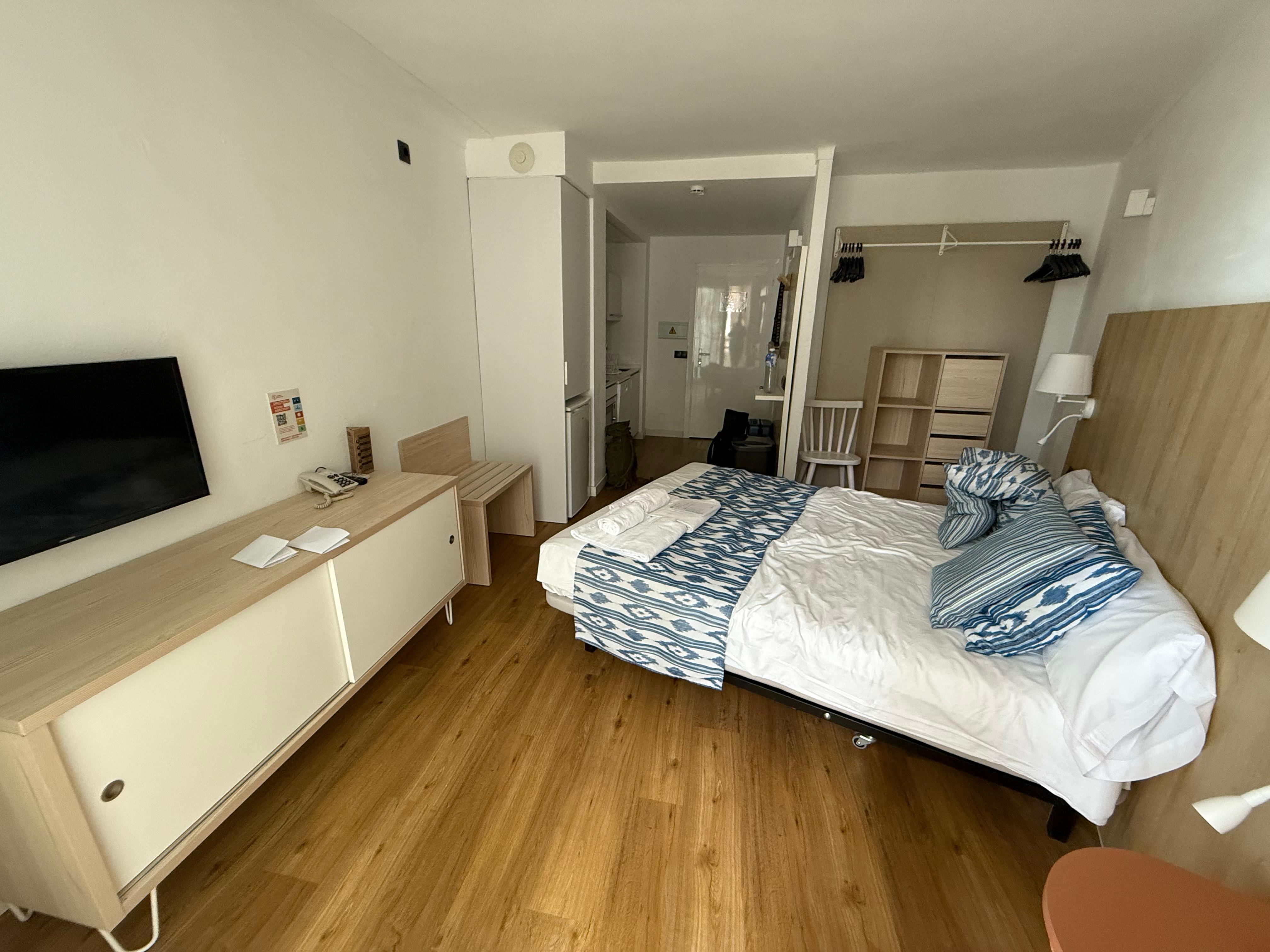 Blick vom Balkon ins Zimmer