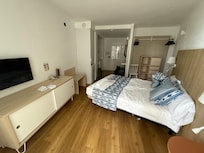 Blick vom Balkon ins Zimmer