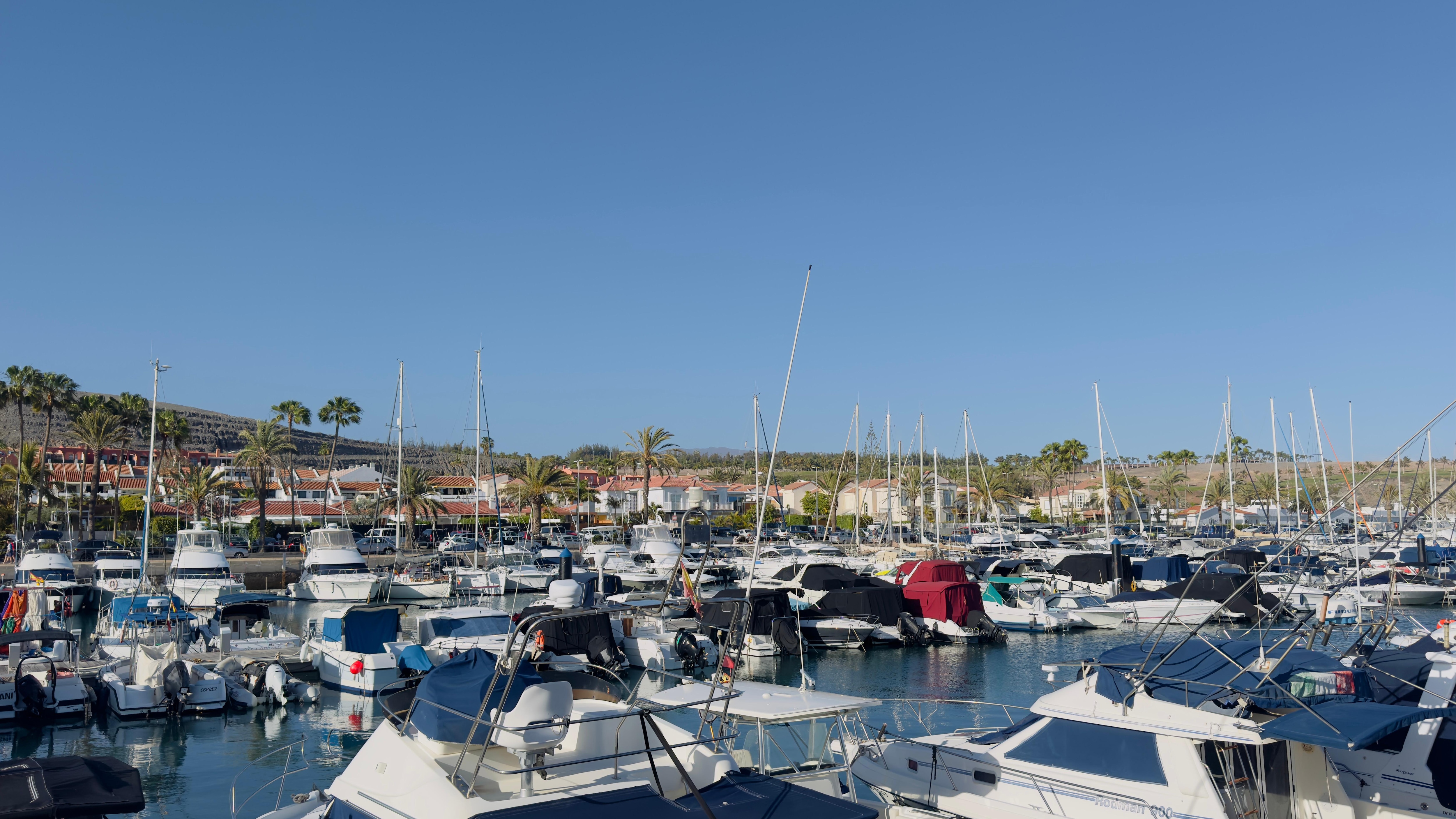 Blick über den Jachthafen auf die Siedlung 