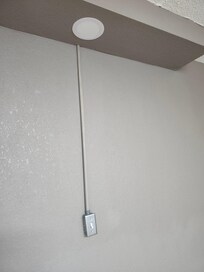Weird on the wall wiring and this light over the bed flickered...plus you had to get up to reach the switch 4 foot away. There were no bed side lamps.