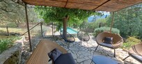 La terrasse donnant sur la piscine