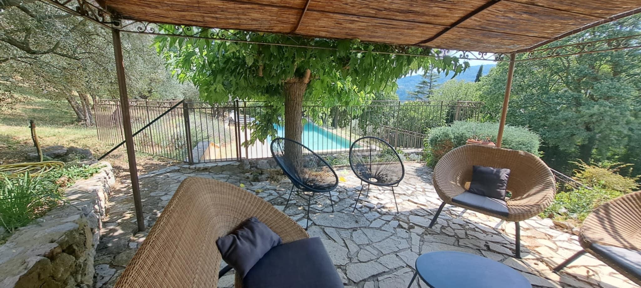 La terrasse donnant sur la piscine