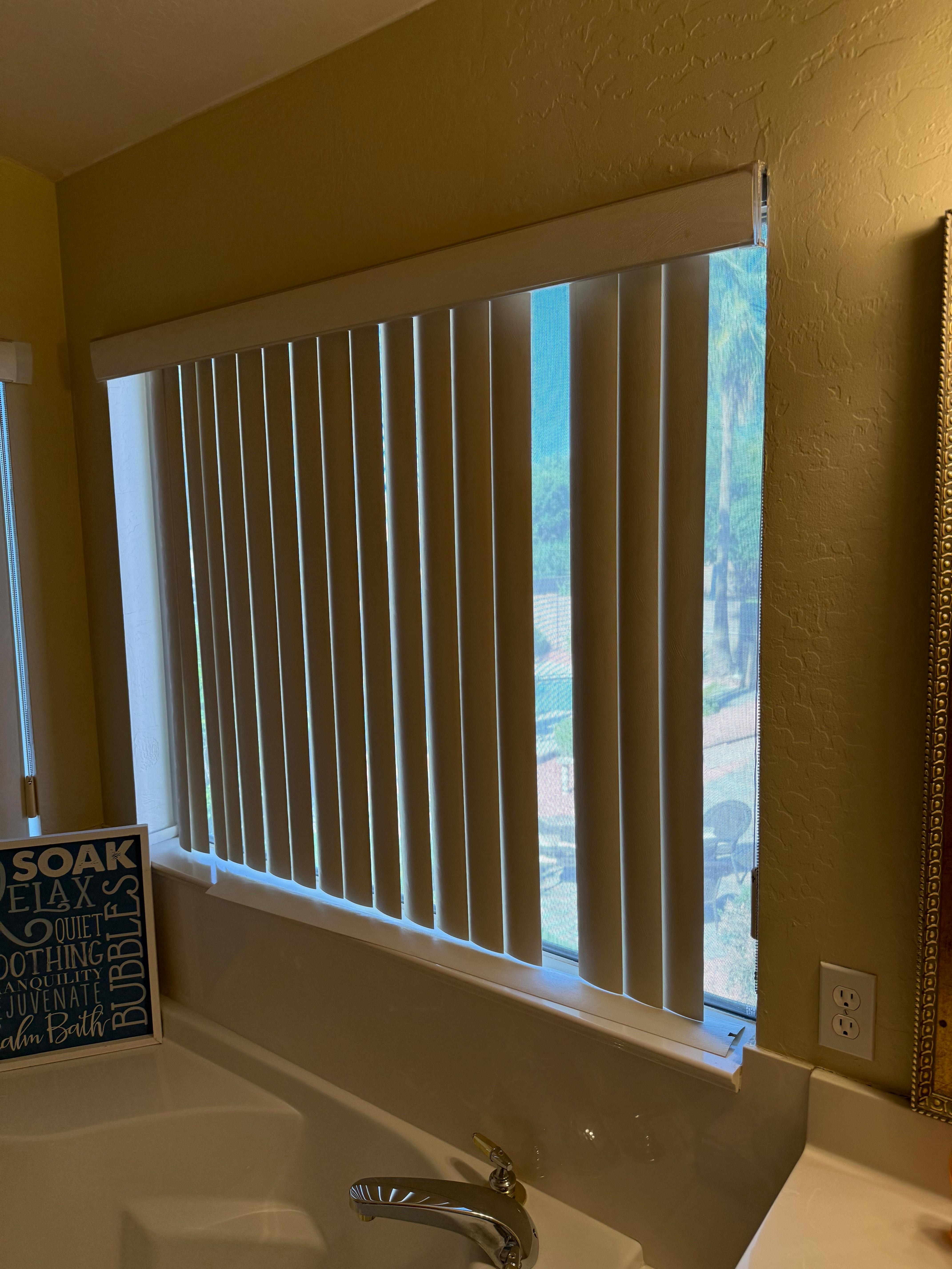 Master bath blinds missing 