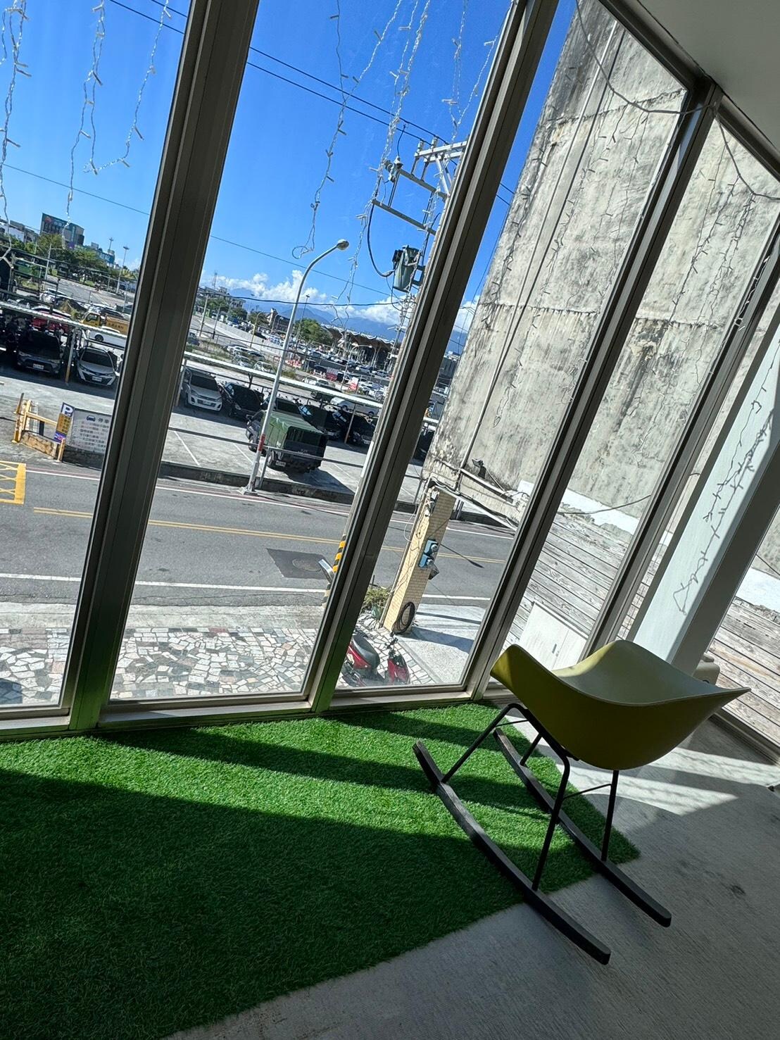 左前方可見花蓮火車站，門前空地可停車