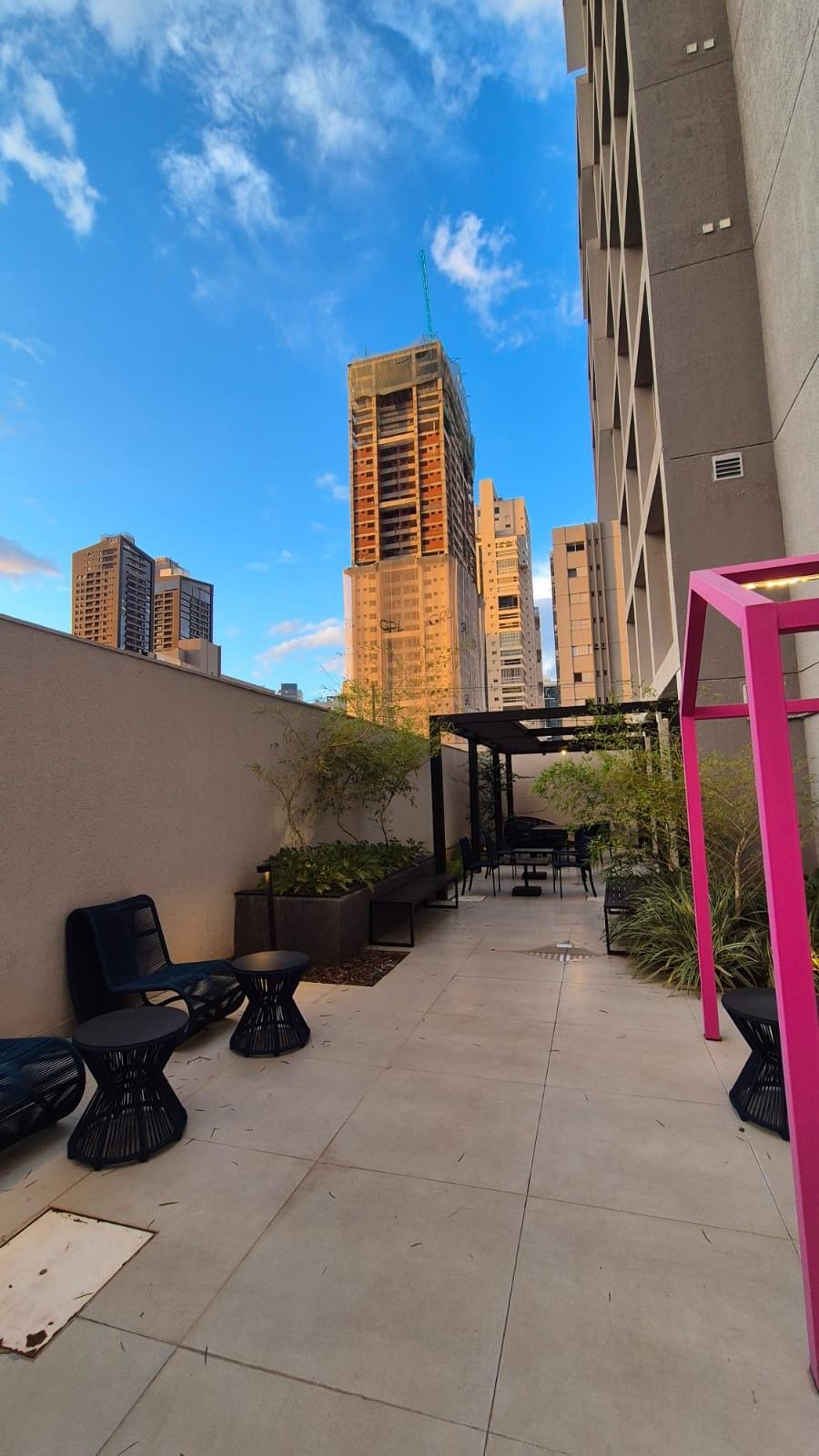 Área excelente pra relaxar além do quarto.