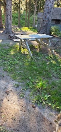 Dangerous picnic table