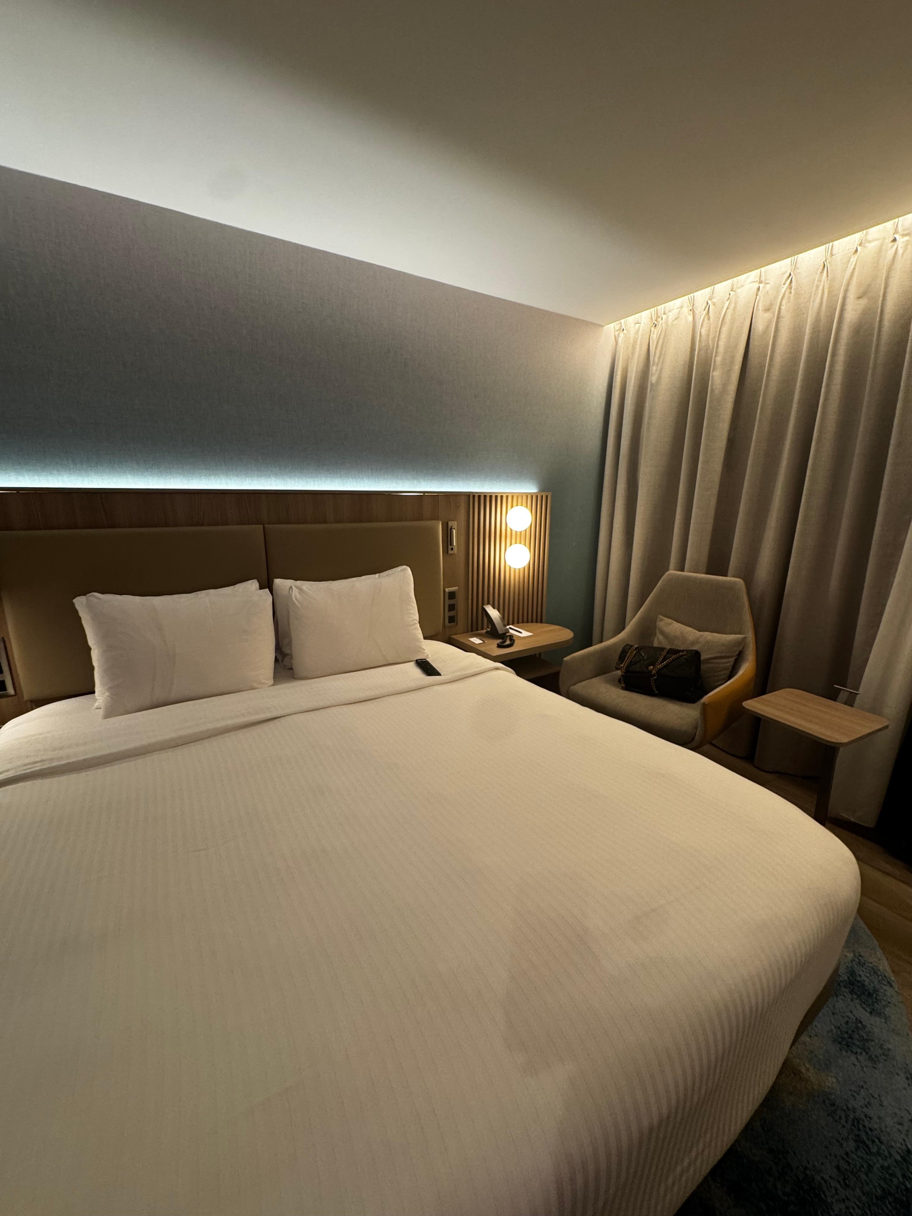 Very clean bedroom with decent bedsheets 