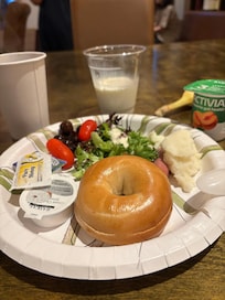 朝食は野菜、フルーツ、ヨーグル、ソーセージ、マッシュポテト等満載