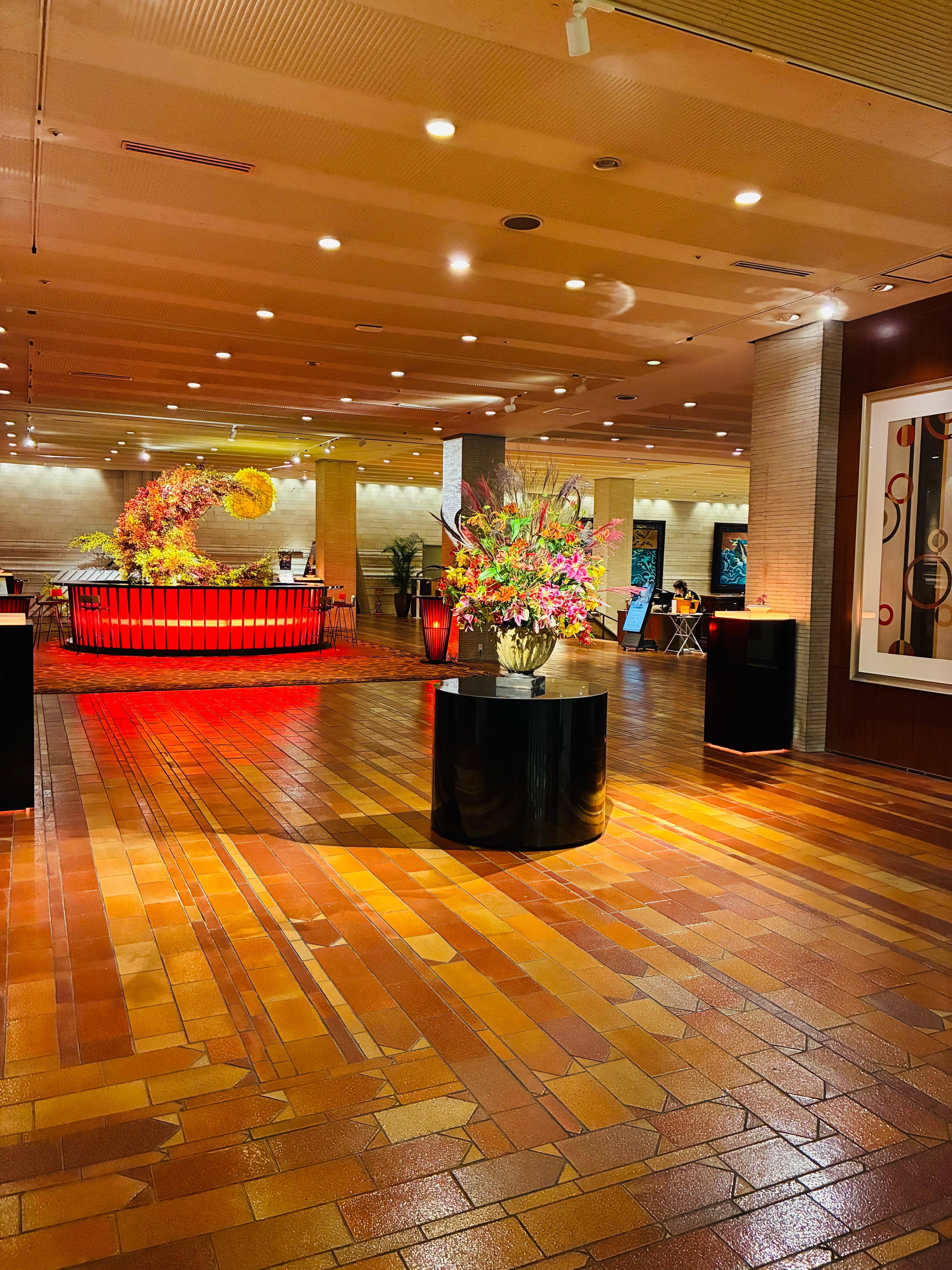 １階ロビー
広々とした空間に鮮やかな赤が素敵