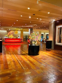 1階ロビー
広々とした空間に鮮やかな赤が素敵