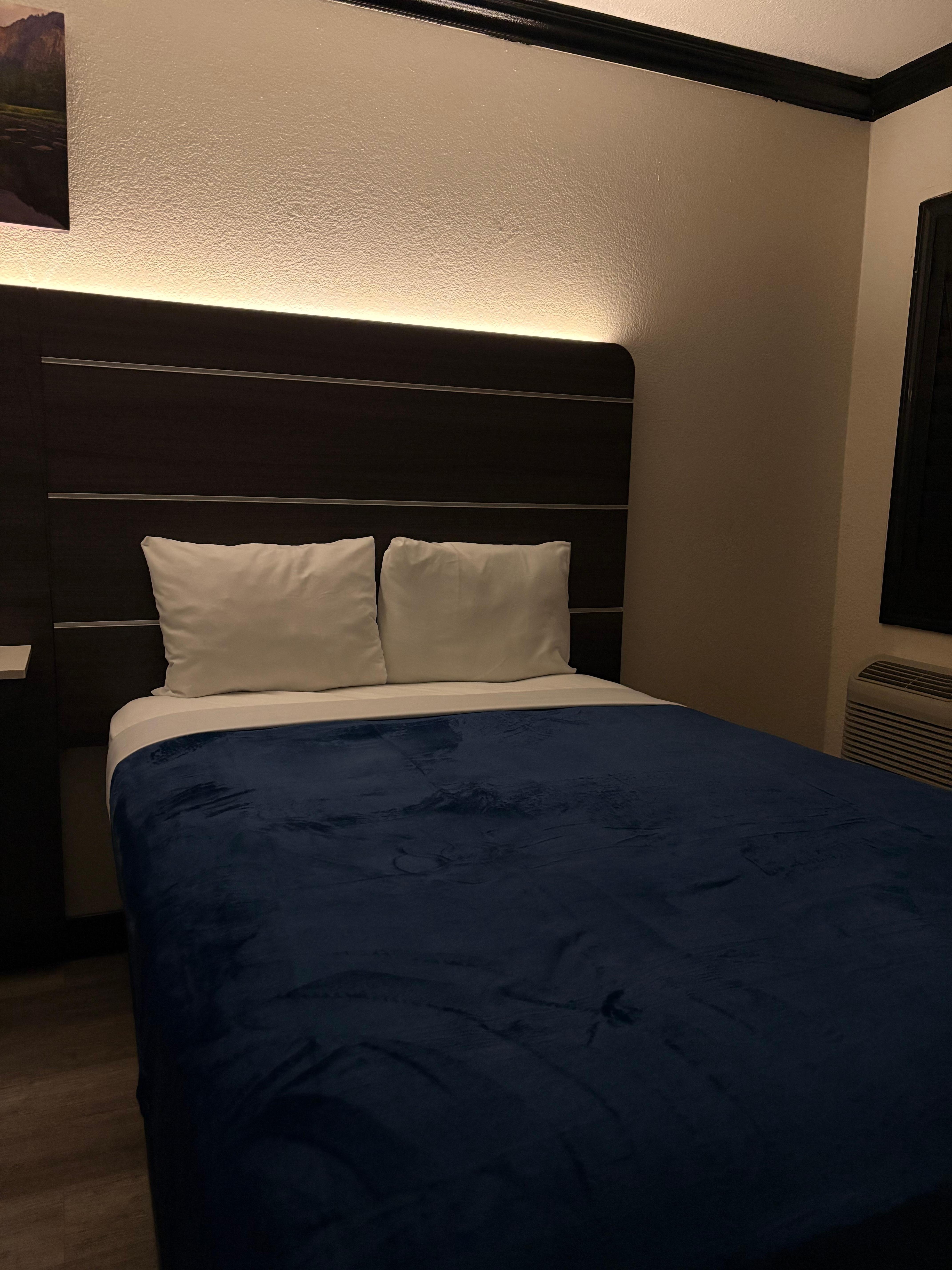 Double size bed, clean linens, super confortable, comfy pillows. Small shelf between the beds that also had a plug in to charge devices. 