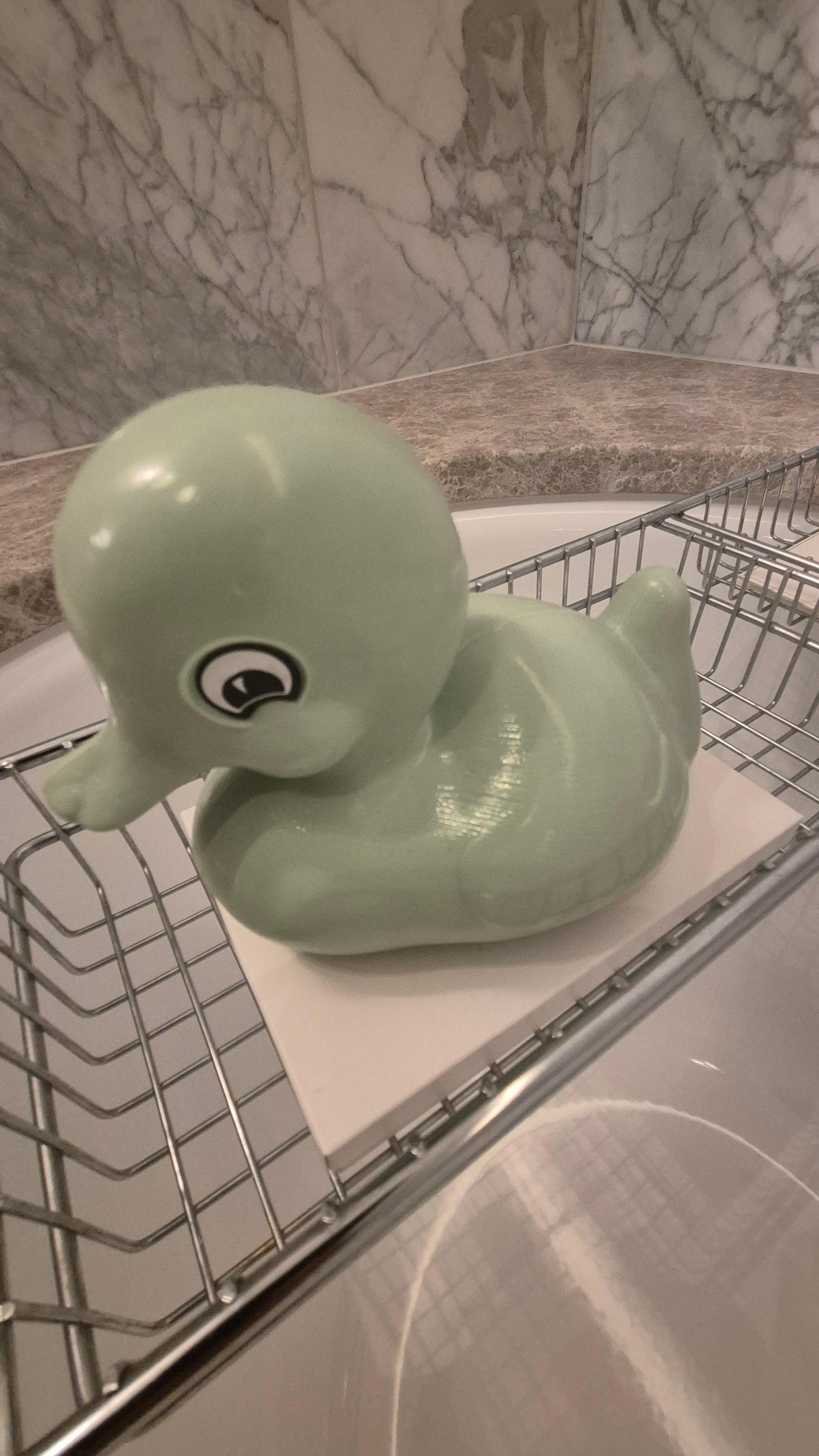 Vihreä sorsa/ankka odottaa aina kylpyammeella.