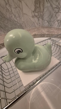 Vihreä sorsa/ankka odottaa aina kylpyammeella.