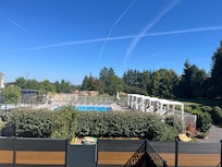 Vue de la piscine et parc depuis le gîte situé au premier étage