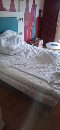 Room they checked me into. Not been cleaned or put in fresh sheets on the floor and services were filthy and sticky and they room had a terrible odour i have pictures of the second room. They checked me into, but unfortunately, my phone had no batter