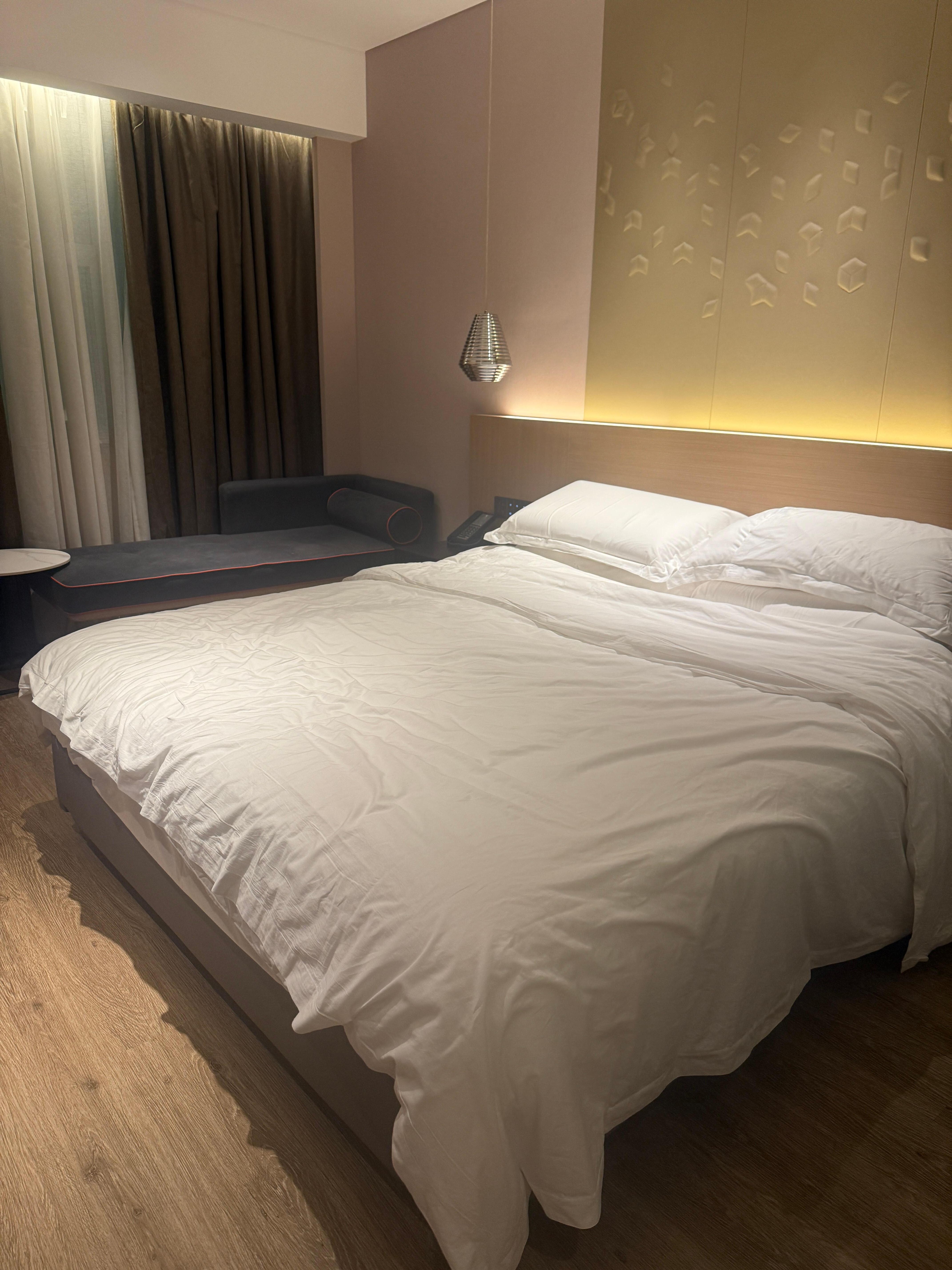 這次訂的是普通大床房 空間感不錯