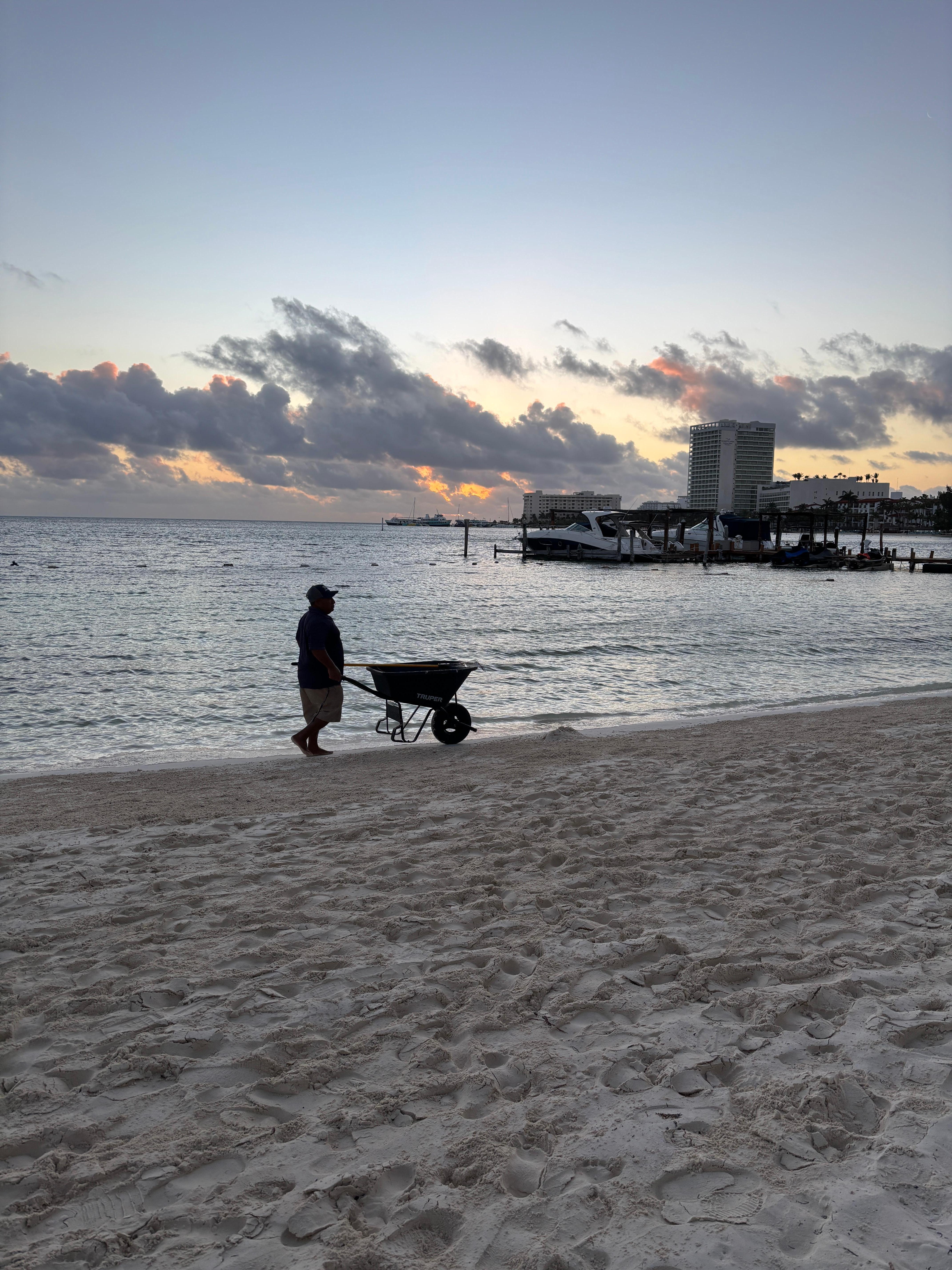 Très peu de sargasses et le peu qu’il y a est ramassé tous les matins par Paolino! 