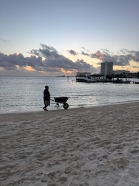 Très peu de sargasses et le peu qu’il y a est ramassé tous les matins par Paolino!
