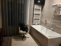 Badekar uden afskærmning