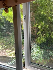 Broken window, no handle and window permanently open on the ground floor