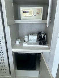 They should’ve put a microwave where the safe is and put the safe in the closet.