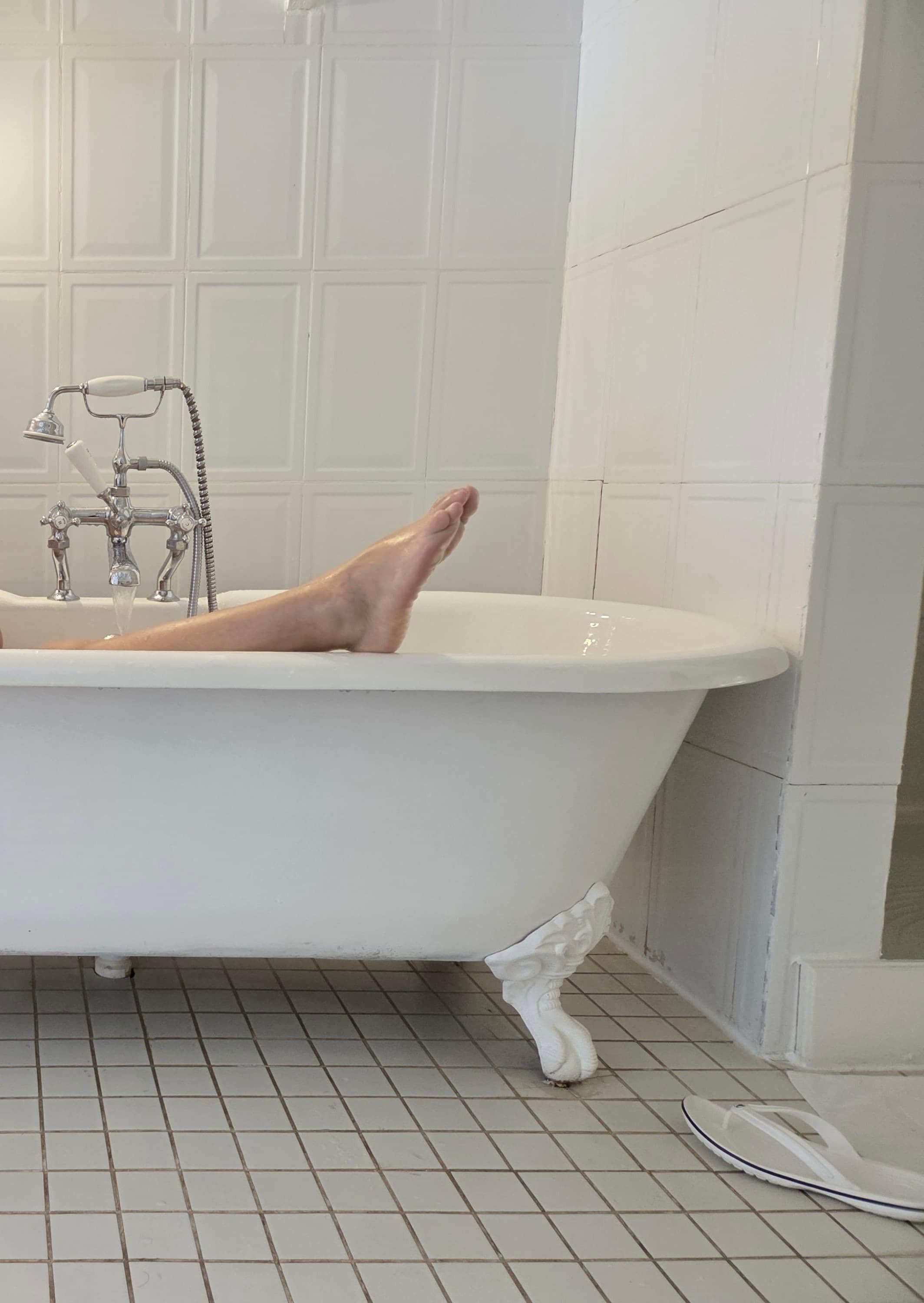 Antique tub was a plus 😍