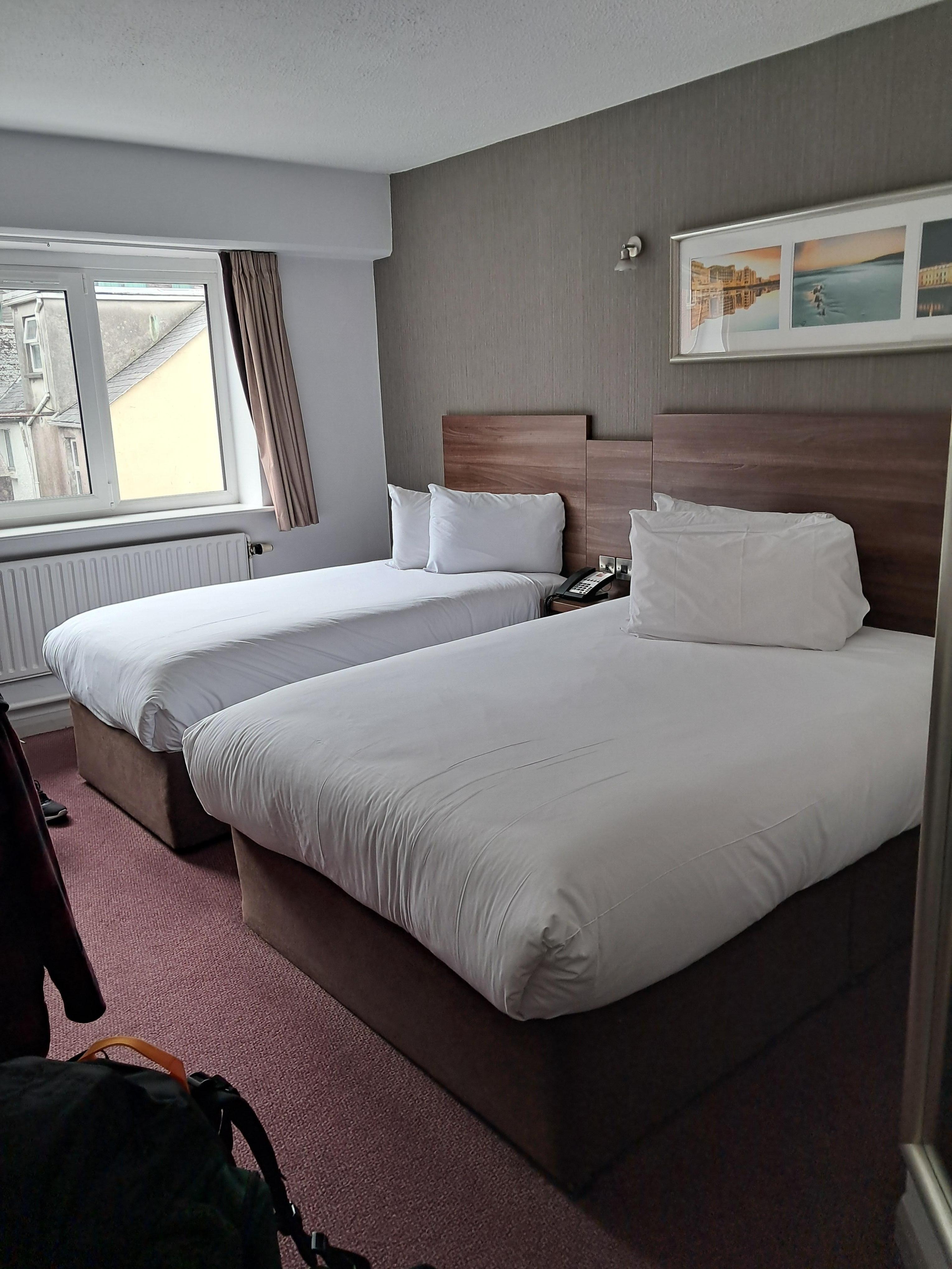 Huone on siisti ja sängyt mukavat. Ikkunat olivat sisäpihalle, joten liikenteen melu ei häirinnyt