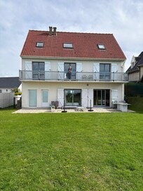 La maison vue du jardin