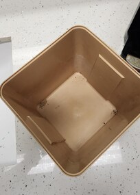 Dirty ice bucket.