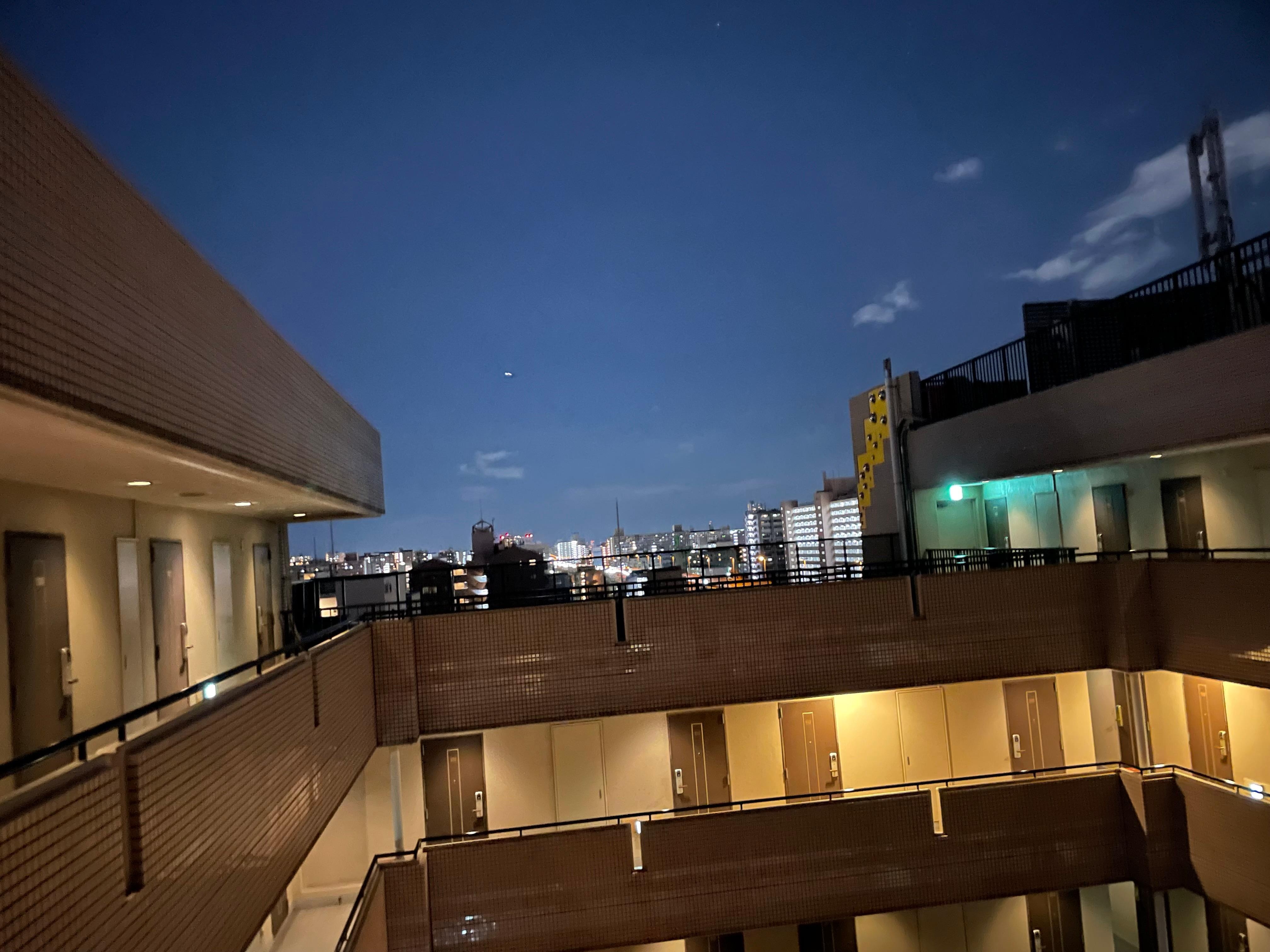 もともと、マンションだったのか部屋の扉を開けたら外でした！