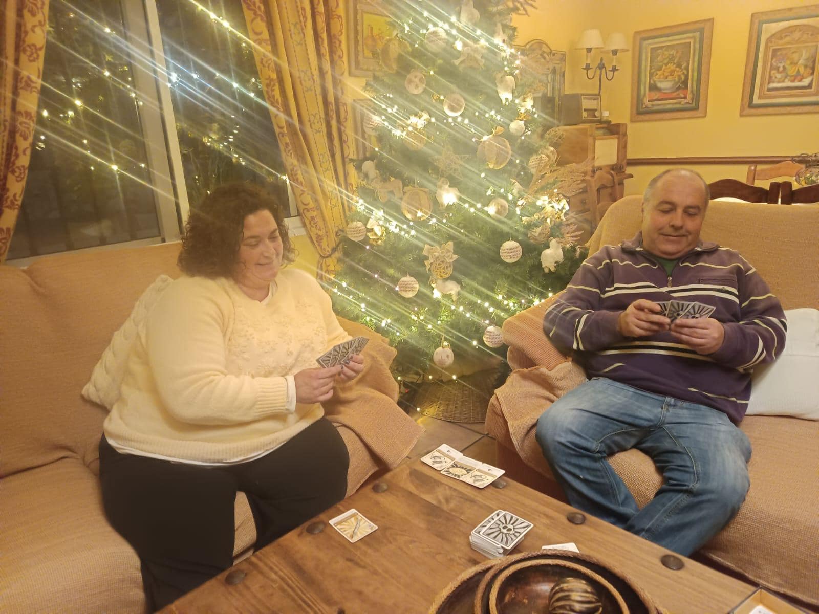 Varias mesas y zonas de ocio