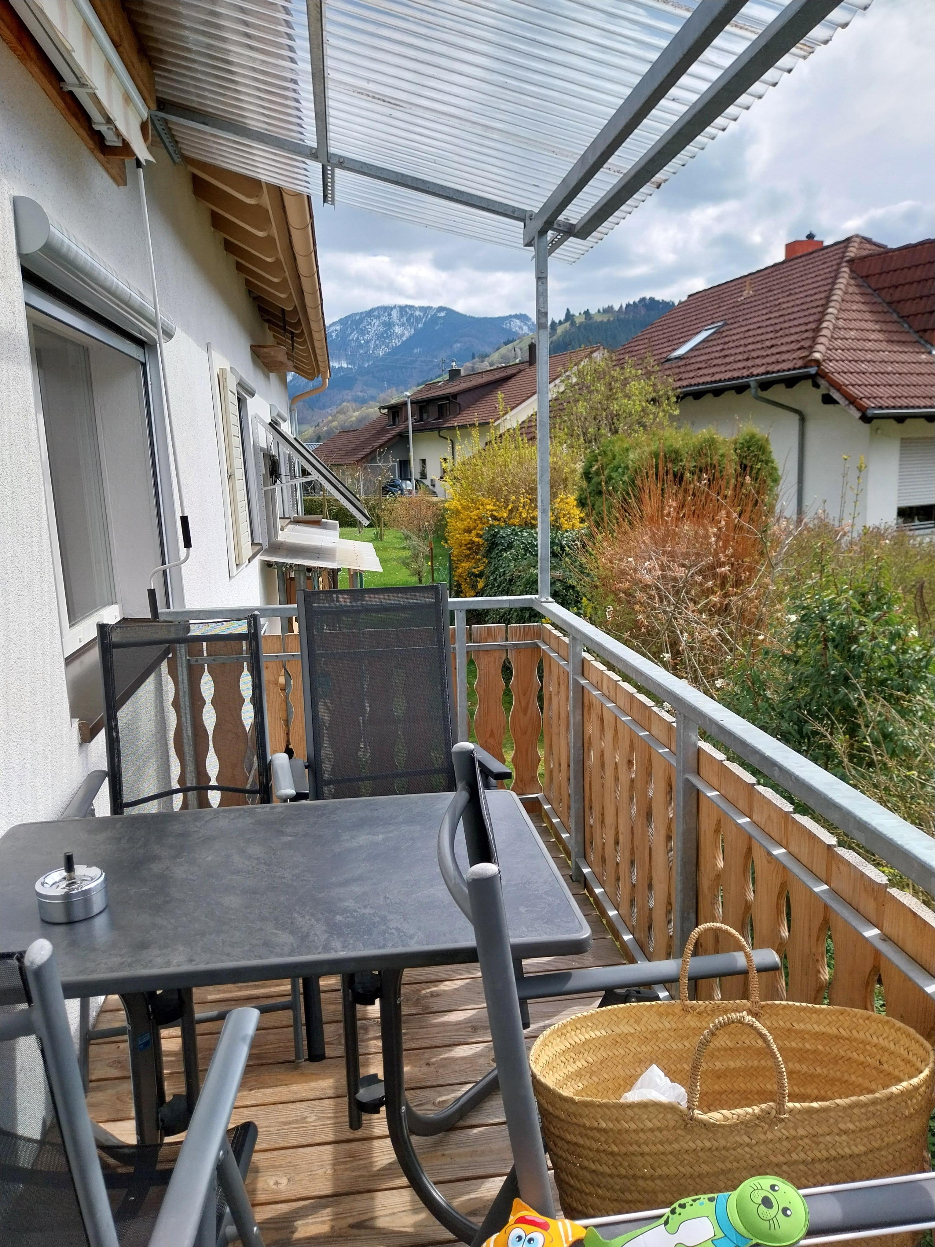 Ein schöner sonniger Balkon